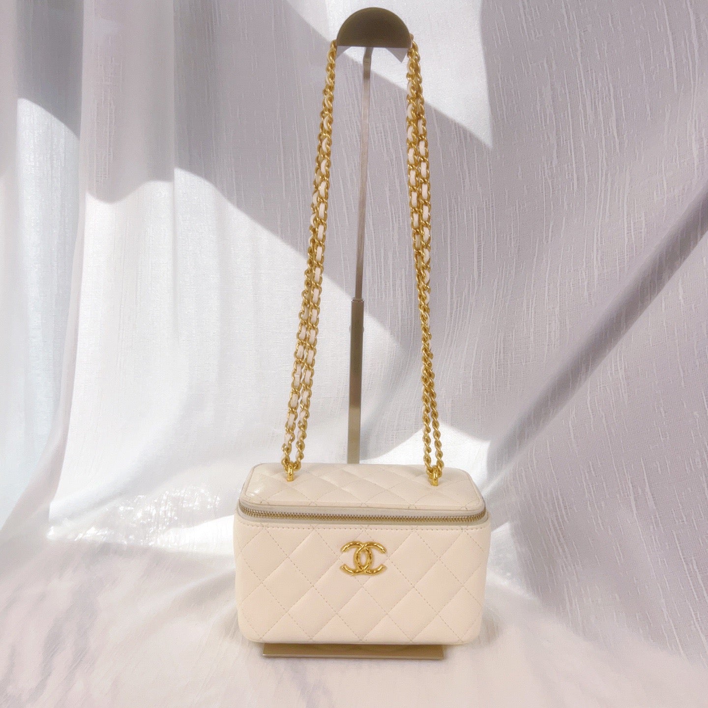 98% NEW - CHANEL White Caviar Leather CC Pineapple Clasp Quilted Vanity Case with Gold Hardware 16×9.5x8cm
