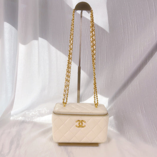 98% NEW - CHANEL White Caviar Leather CC Pineapple Clasp Quilted Vanity Case with Gold Hardware 16×9.5x8cm