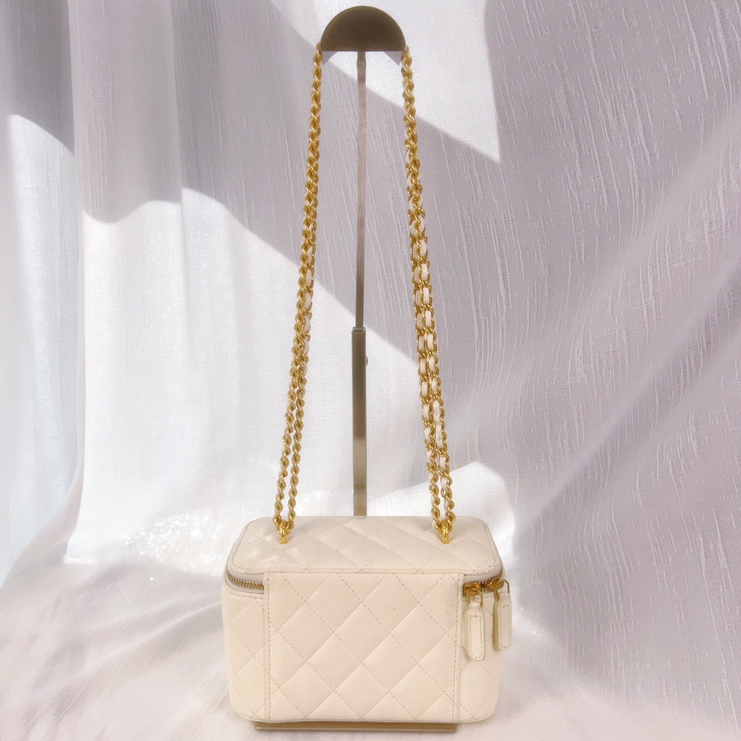 98% NEW - CHANEL White Caviar Leather CC Pineapple Clasp Quilted Vanity Case with Gold Hardware 16×9.5x8cm
