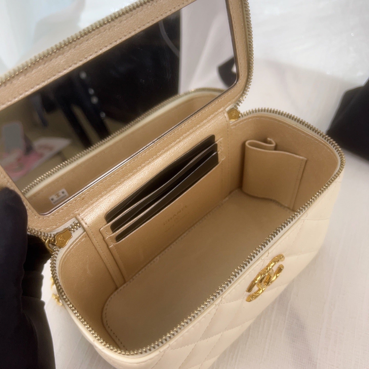 98% NEW - CHANEL White Caviar Leather CC Pineapple Clasp Quilted Vanity Case with Gold Hardware 16×9.5x8cm