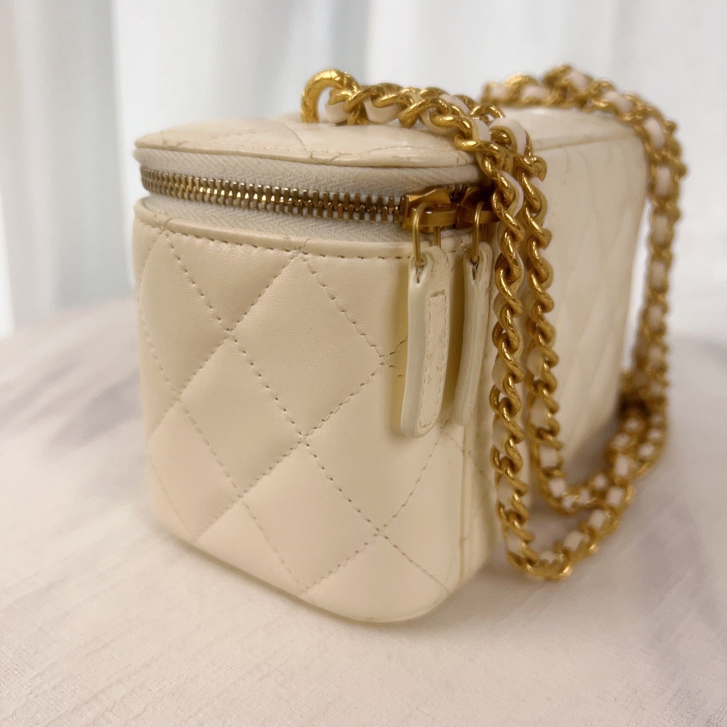 98% NEW - CHANEL White Caviar Leather CC Pineapple Clasp Quilted Vanity Case with Gold Hardware 16×9.5x8cm
