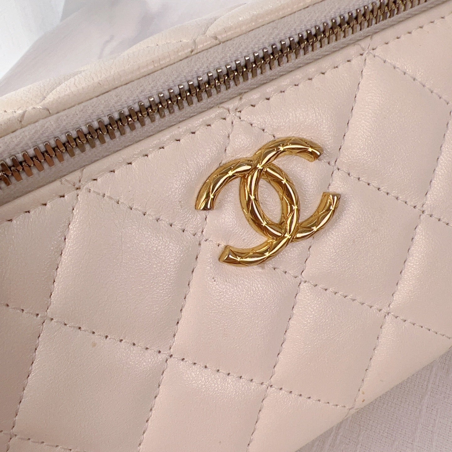 98% NEW - CHANEL White Caviar Leather CC Pineapple Clasp Quilted Vanity Case with Gold Hardware 16×9.5x8cm