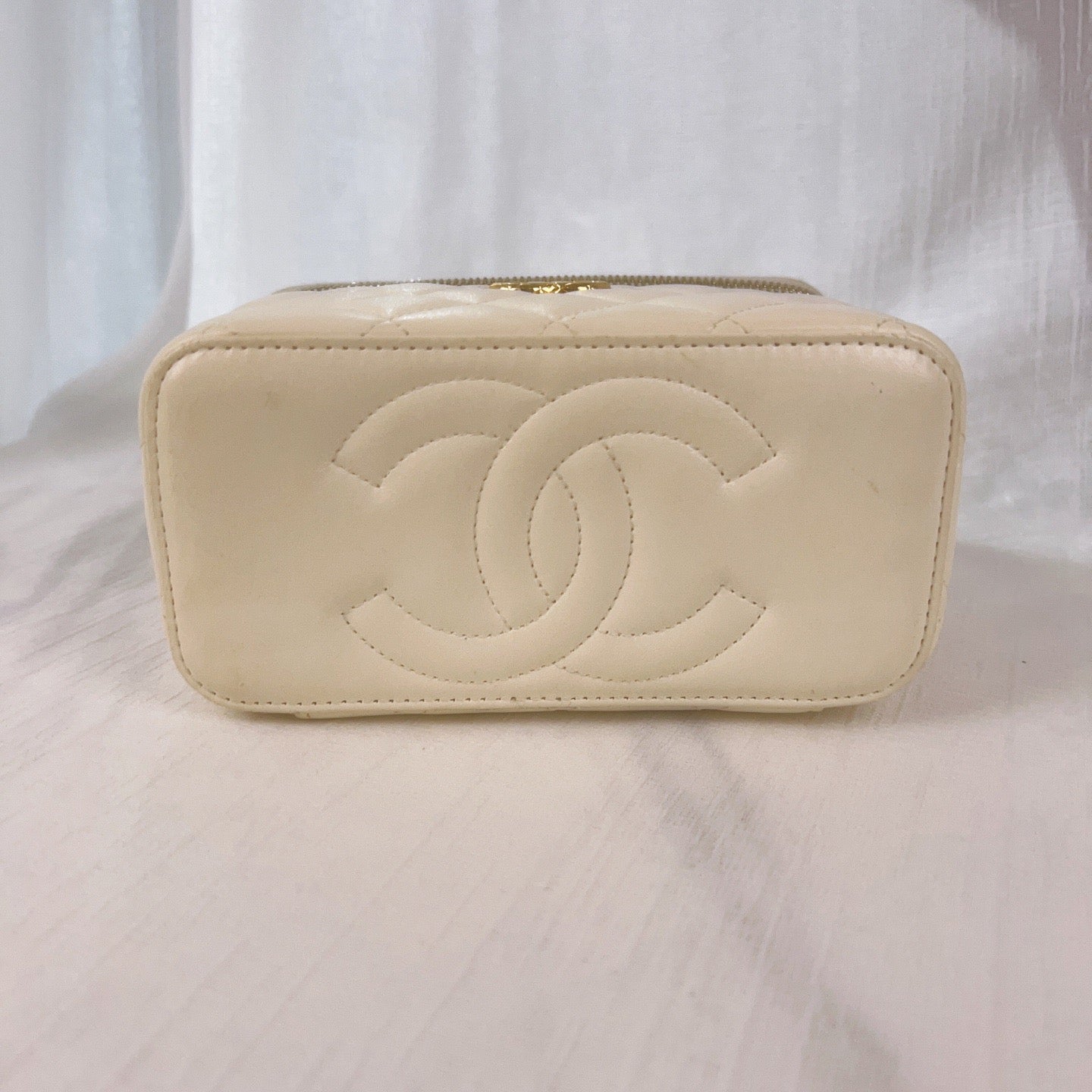 98% NEW - CHANEL White Caviar Leather CC Pineapple Clasp Quilted Vanity Case with Gold Hardware 16×9.5x8cm