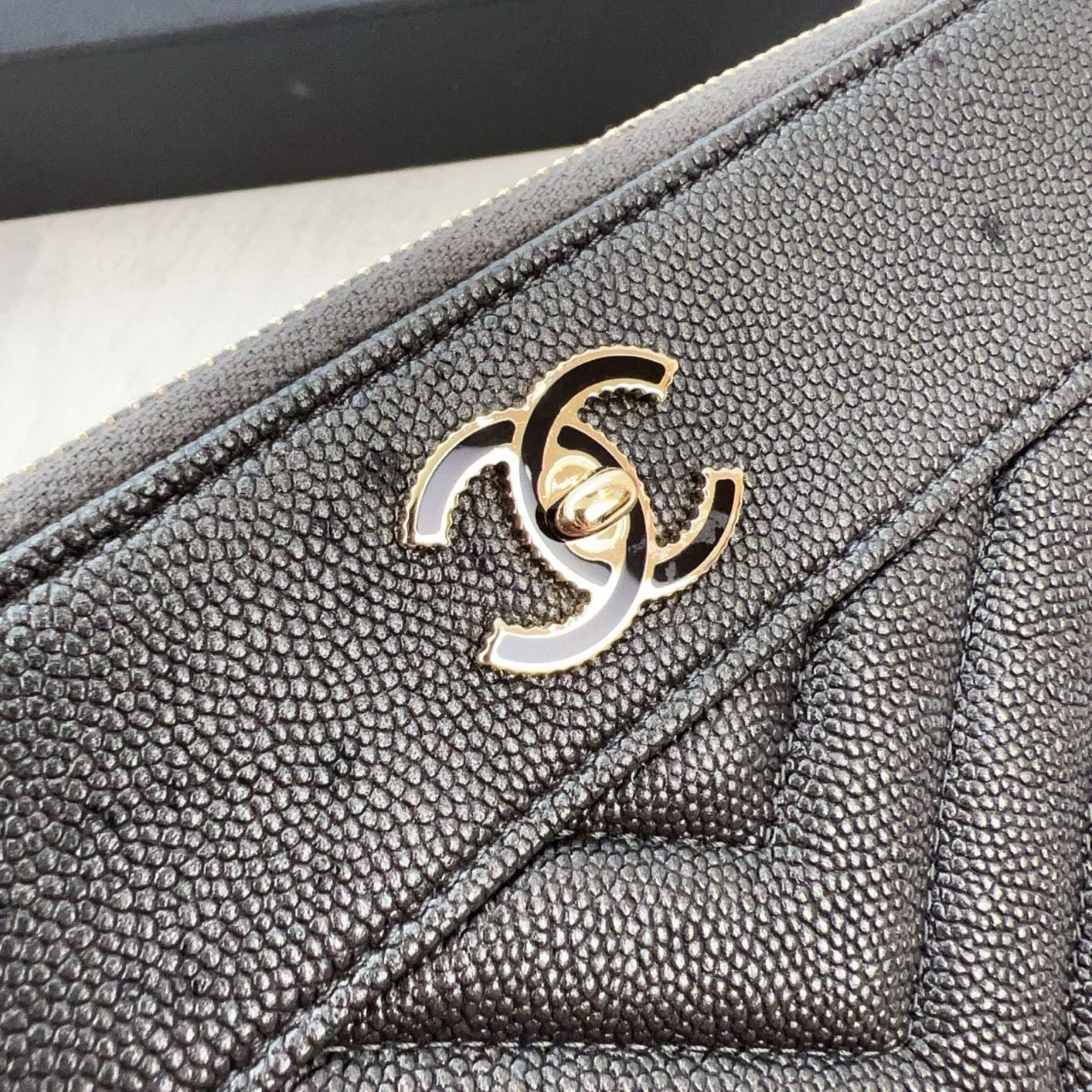 98% NEW - CHANEL WOC in Black Caviar Leather with Enamel CC Clasp and Gold Hardware 19×3×9cm