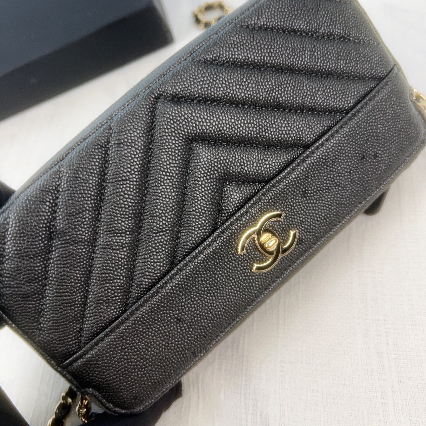 98% NEW - CHANEL WOC in Black Caviar Leather with Enamel CC Clasp and Gold Hardware 19×3×9cm
