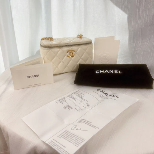 98% NEW - CHANEL White Caviar Leather CC Pineapple Clasp Quilted Vanity Case with Gold Hardware 16×9.5x8cm